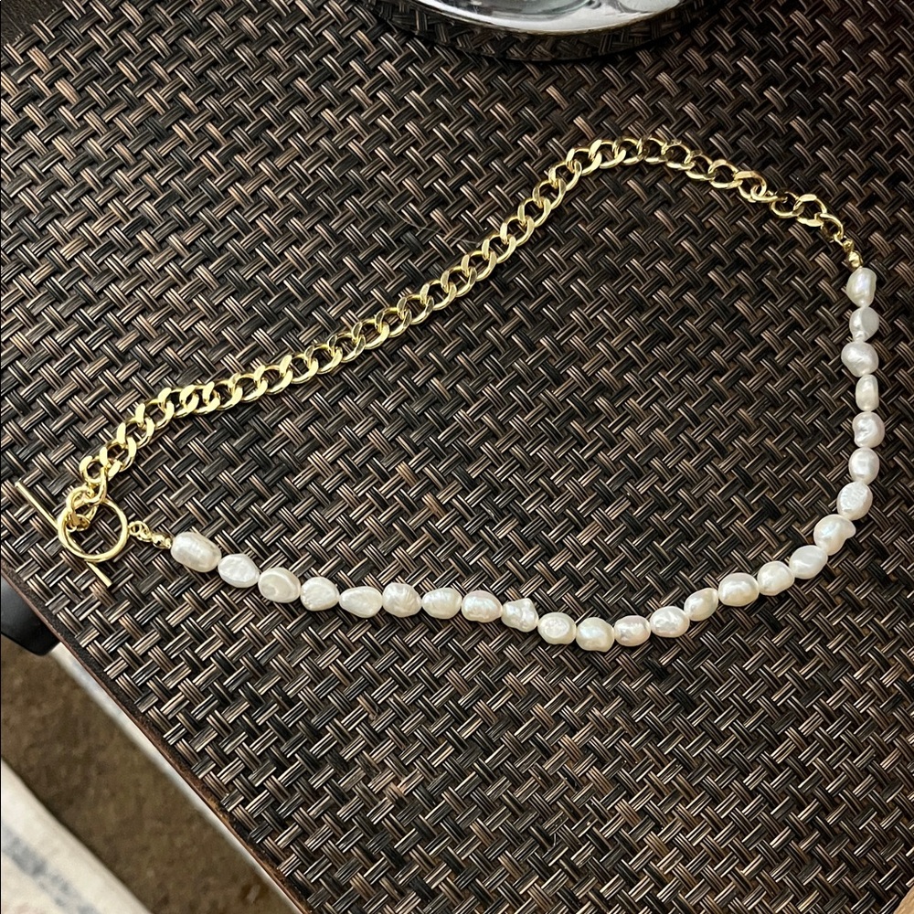 Elegant Gold and Pearl Necklace